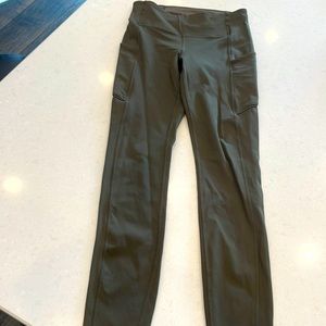 Lululemon women’s size 4 pants army green excellent condition.